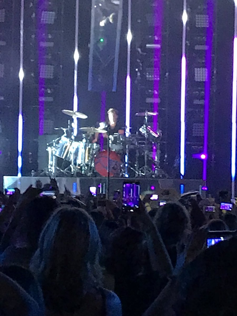 sydluvskpop1999's tweet photo. Tonight was amazing Iβm so grateful to being seeing my boys with amazing seats even though I loses my voice lol #MYTIrving #MeetYouThereIrving #5sosdallas #MeetYourThereTour #5sosirvine πππππ https://t.co/LSeU8BnJMF