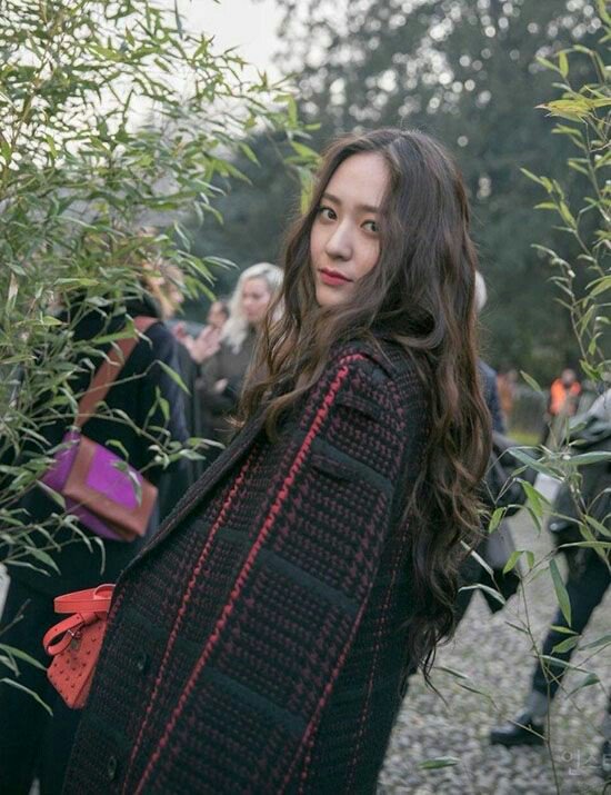 jkstawl's tweet photo. @AUTOMNFS krystal jarang senyum:( semangat ya nder💜 https://t.co/juboU6EGc2