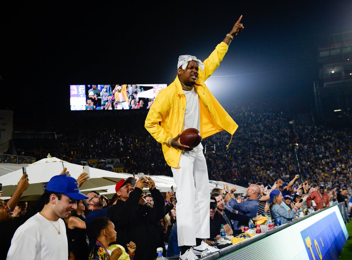 BleacherReport's tweet photo. Best Show on Turf 🤟 https://t.co/ovj1tzCnWm