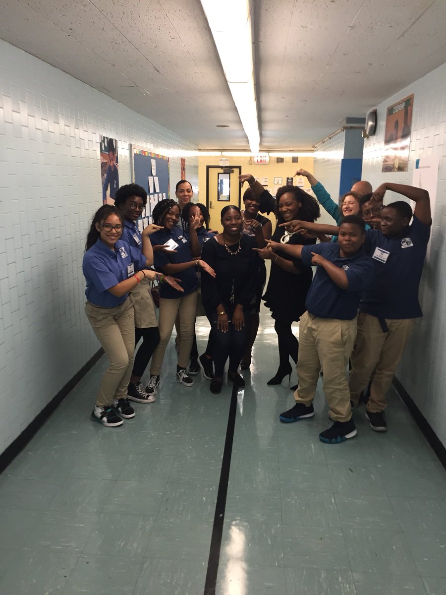 newheightsms's tweet photo. New Heights Middle School welcomed Deputy Chancellor @lrobinsonnyc to join us in celebrating Miss. Rankine, our Community School Director today! We are incredibly proud of Miss. Rankine and the impact that she has on our school community!
#CoordinatorsRock #CommunitySchools https://t.co/5h5kD7Bk9T