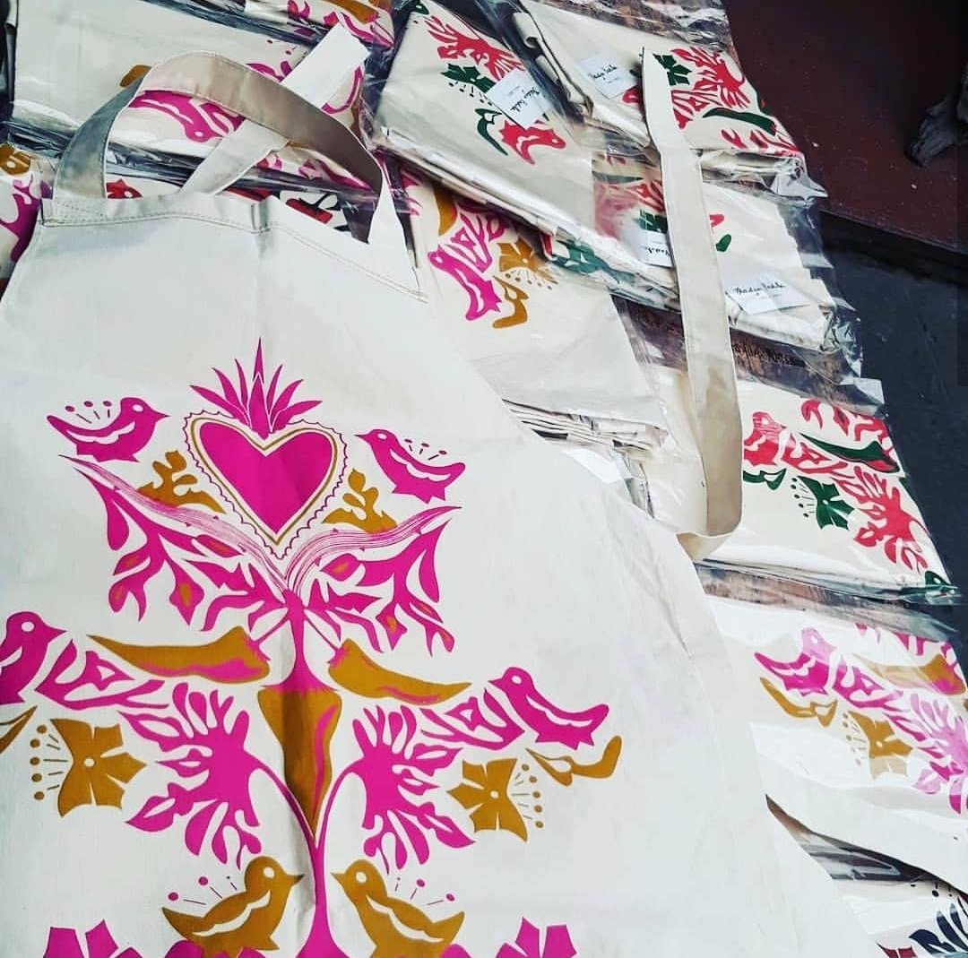 DNadyaPadilla's tweet photo. Preparando envíos 📨📦
Conoce más sobre nuestros productos en 
https://t.co/umq9OuhEvs 

Ilustración: @nadyee
Mandiles técnica serigrafía https://t.co/815UB2wikm