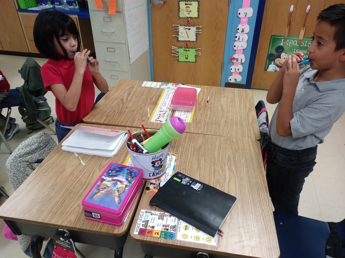 Daisy90413204's tweet photo. Students investigating the effects on objects by increasing or decreasing amounts of sound energy.....🔊 @fmeeagles https://t.co/VyZqmniBtn