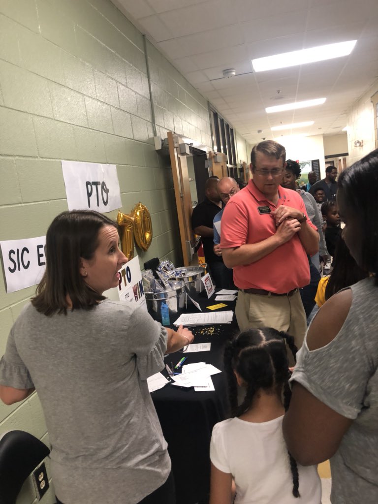 lonniebnelson's tweet photo. Our first #inthehive was a success! Thank you to all who came out! πβ€οΈ@ACELBNE @danreyes72 @sonja_parnell @KBGallman @sgrant1617 @lonniebeePTO https://t.co/tykY7e1F4P