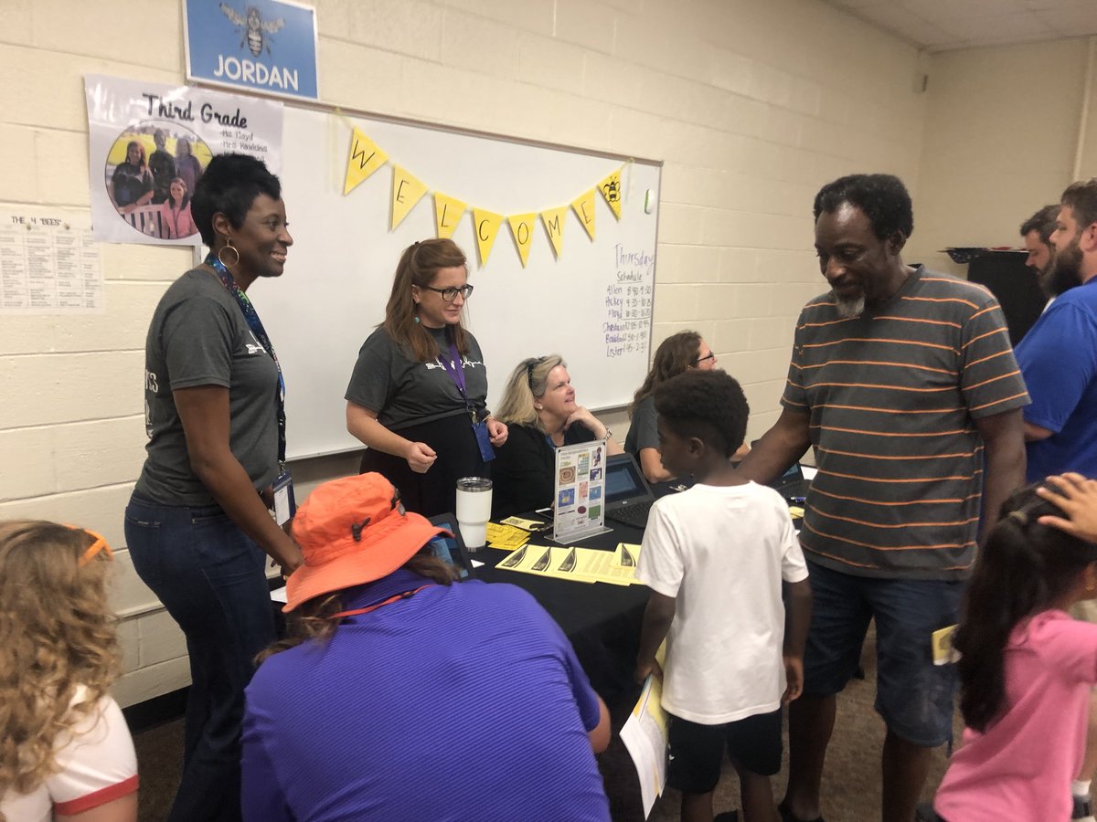 lonniebnelson's tweet photo. #inthehive night at @lonniebnelson @ACELBNE @lonniebeePTO https://t.co/8nclMGDwUE