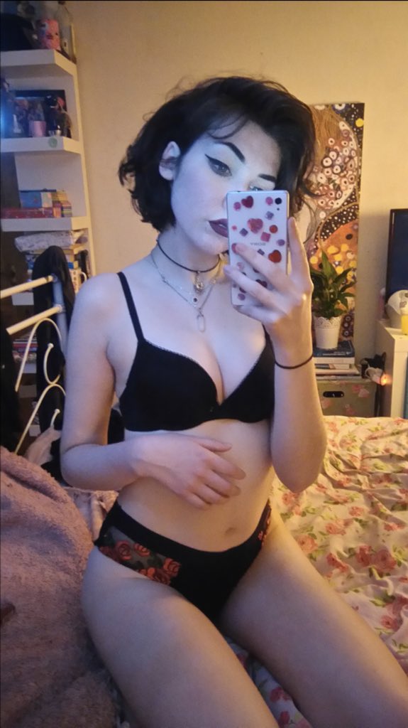 PerlitaOtzz's tweet photo. Me corte el cabello y me lo pinte de negro 😳 ya me hacia falta un cambio quieren ver mis fotos sin lencería 😏 solo da RT y te las envío por DM 🔥 https://t.co/elKGKLZQA2
