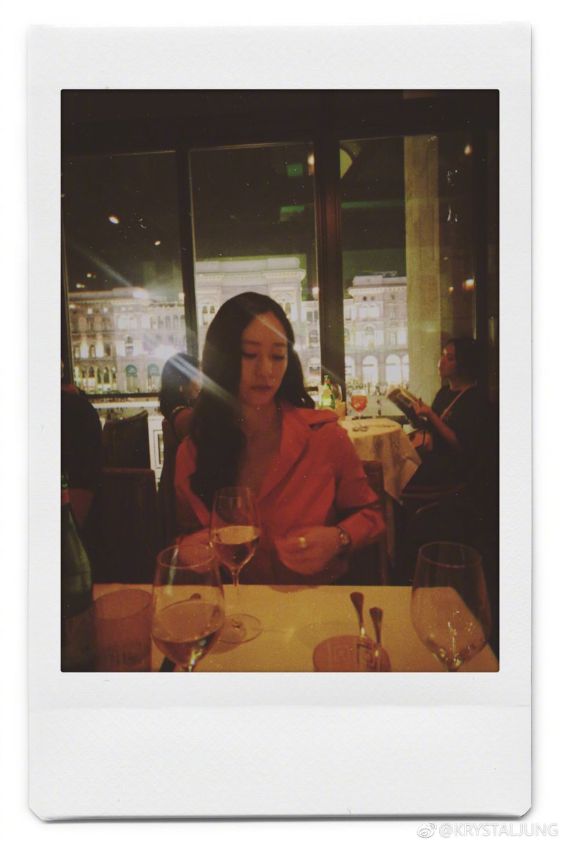 krystalgrm's tweet photo. [WEIBO] KRYSTALJUNG: that night in milano ⭐️🌙✨💫 ​​​ https://t.co/4uoaMoNxZJ (6P) #krystalgram https://t.co/fPie79wRsk