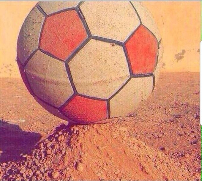 اكيد الكورة في دمي وامارسها حتى الان .. وأحلى شيء لم تحط الكورة فوق كومة تراب وتشوت الحارس يتعذب قول ولا أحلى 🌹😜 #لعبت_كوره_قدم_ايام_زمان_اولا