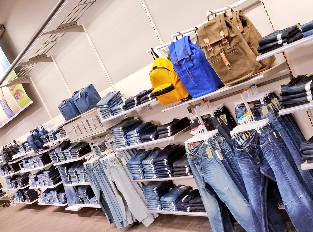 jesusrubio092's tweet photo. Mens jean wall, Thursday folding👌🏻 maintaining the brand, style, presentation and colors. , visit us at #target2475 #target #t2475 #Targetstyle #targetbronxterminal 🎯 #vm #stylelead #styletarget https://t.co/IJBbIPCnEi