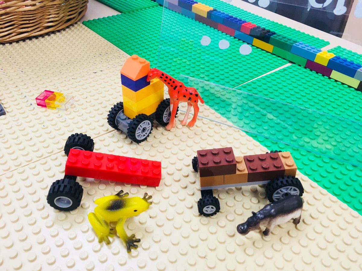 Mlle_CCorrea's tweet photo. « Mlle Correa regardes! J'ai créé un girafe, un hippopotame et une grenouille! « -A.S #lego #lescience @MandelaPS https://t.co/fJ9LhxLwfg