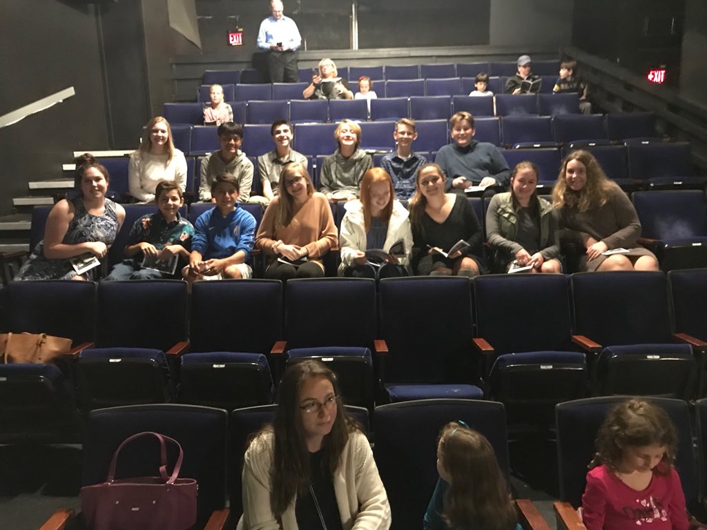 oohsrev's tweet photo. Avery did an amazing job tonight in Mary Poppins!! We love supporting members of our show choir family❤️ https://t.co/psAuf2sja3