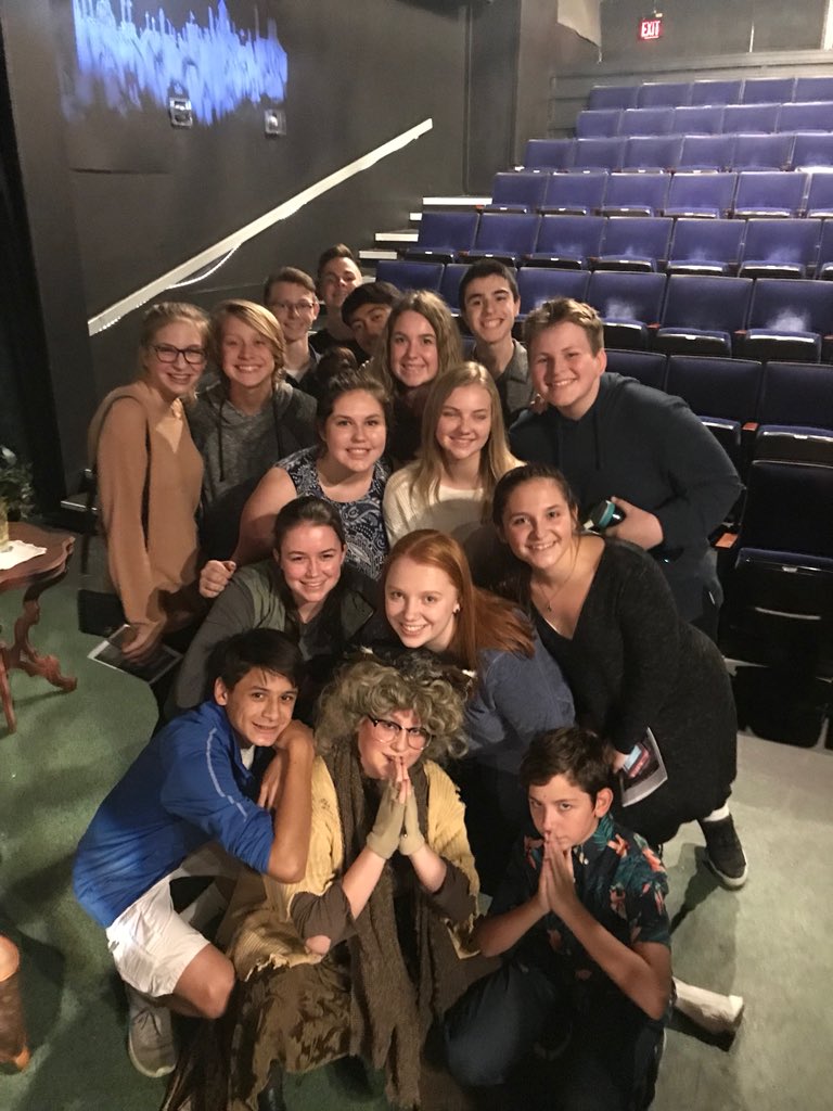 oohsrev's tweet photo. Avery did an amazing job tonight in Mary Poppins!! We love supporting members of our show choir family❤️ https://t.co/psAuf2sja3