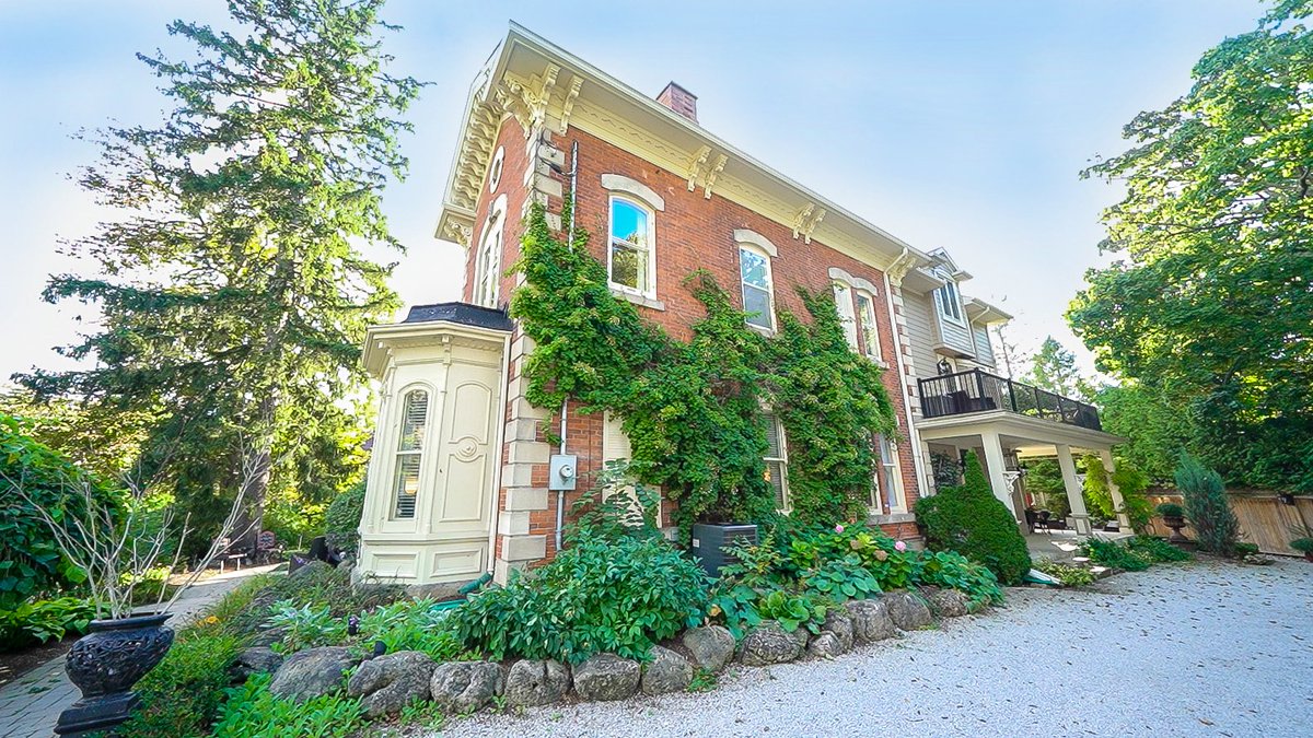 ChestnutPrkWest's tweet photo. @ChestnutPrkWest REALTORS® are a step above the competition. Presenting luxury real estate like Guelph's Norfolk Guest House w/ Christie’s International Real Estate offers a distinct opportunity to own this magnificent property. #ChestnutPark #MoveToGuelph #InvestInStyle #Luxury https://t.co/hn1tDkiD2t