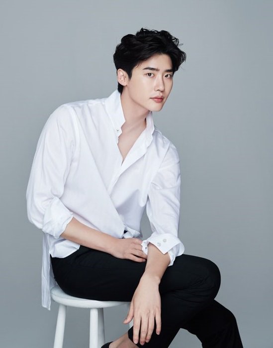 CJnDrama's tweet photo. 이종석X이정효 감독X정현정 작가
‘로코드림팀’ 완to the성 (소리질러!!💗)
-
#tvN #로맨스는별책부록 #이종석 #언제오나2019 https://t.co/o7hfuBREcq