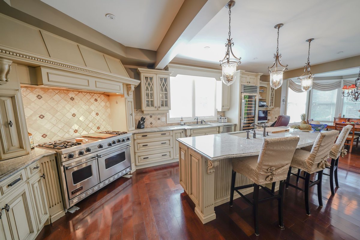 ChestnutPrkWest's tweet photo. @ChestnutPrkWest REALTORS® are a step above the competition. Presenting luxury real estate like Guelph's Norfolk Guest House w/ Christie’s International Real Estate offers a distinct opportunity to own this magnificent property. #ChestnutPark #MoveToGuelph #InvestInStyle #Luxury https://t.co/hn1tDkiD2t