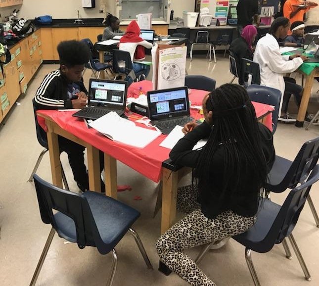 msgarden_edu's tweet photo. ❤ the scientific inquiry happening at the #WMSEmbassy in Ms. Woodbine's 7th Grade Life Science class! Her scientist are engaged &amp; eager to learn about cell structures in her class! #Welcome2TheEmbassy #ThrivingThirty #STEMStations @jasonjstamper https://t.co/tzAK2RQ8VG