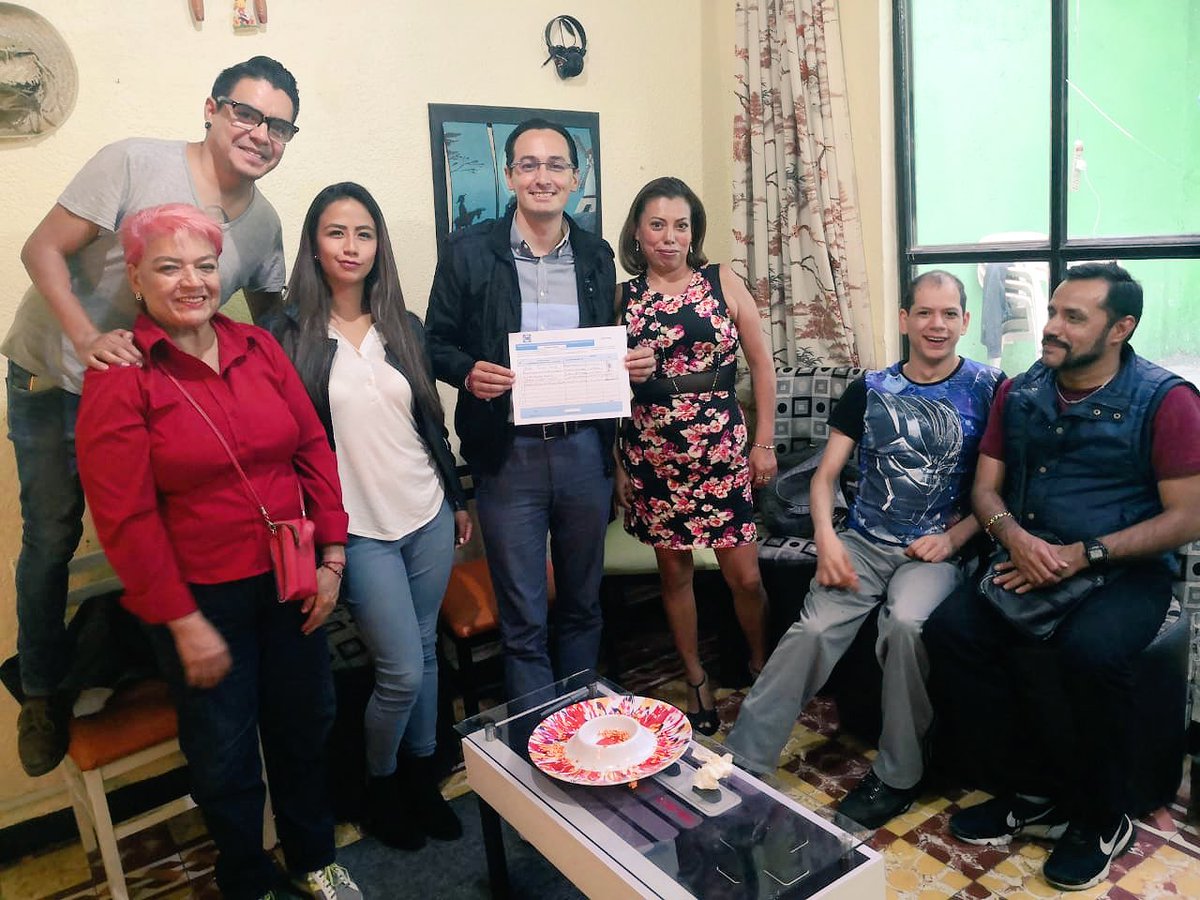 AAtaydeR's tweet photo. Estoy con la familia Calderón: familia PANista desde 1978 y en donde Don Carlos dejó un enorme legado en Cuauhtémoc. Es muy querido en la Colonia Doctores. Gran panista.

40 años con estos colores. ¡Gracias por la confianza!

#GraciasXTuFirma #ConLaMilitancia https://t.co/p81TxiN9Gq