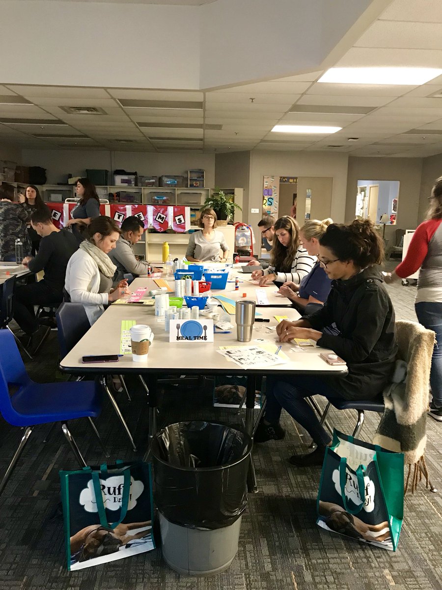 KRogers1850's tweet photo. Sutter Park parents making visual cues and picture schedules to help meal time, bath time, and bedtime routines go more smoothly.
#lifelonglearning #ItsWorthIt 
@wcsdistrict @SutterMonarchs https://t.co/4A6jewwj7E