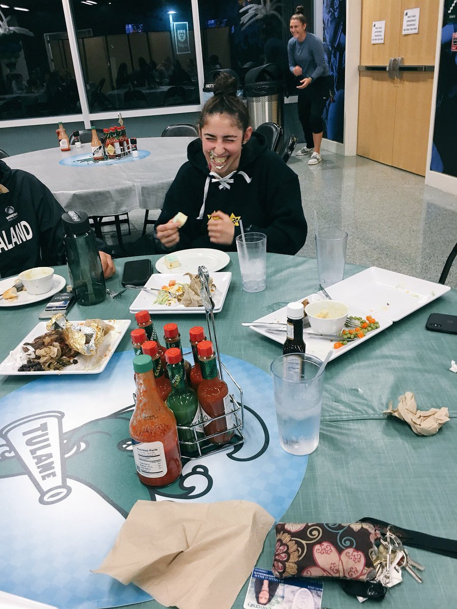 bruffthoughts's tweet image. Ohhhhh @Mereiff22 with that alley oop to @eringuti #1stpracticevibes #nobricks #handles #buckets #hesi #pullup #jimbo #ball #grind