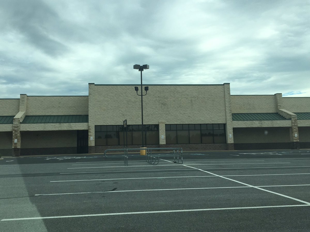tim_clothier's tweet photo. @AldiUSA Please move into this empty store!  I can personally guarantee my family will spend $5,200 annually in it if you do! #17268 ##oldfoodlion https://t.co/epWZcxT2fb