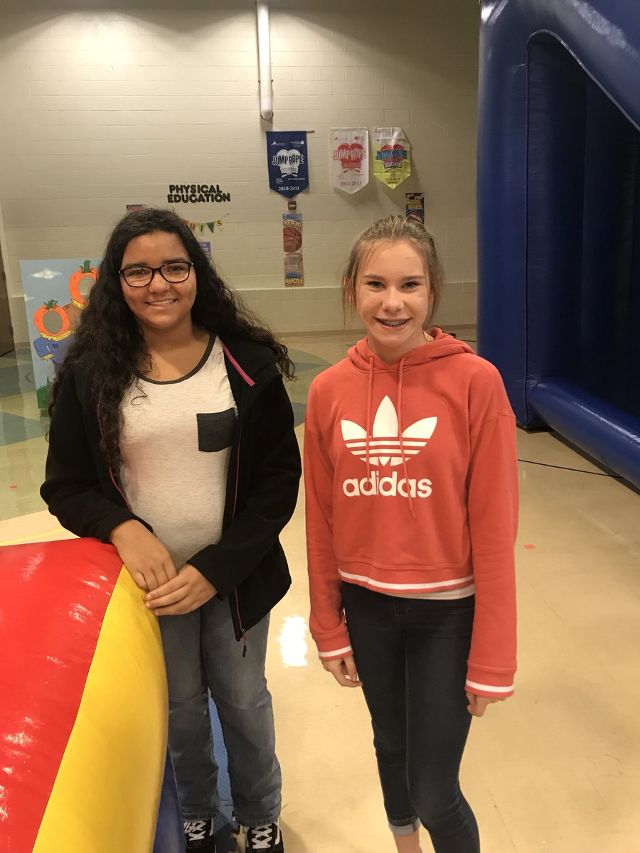 mrs_BEARD01's tweet photo. FSMS Jr. Beta members worked the FES Fall Festival tonight. I love their willingness to serve. #shareFSMS https://t.co/La5pjNKlvd
