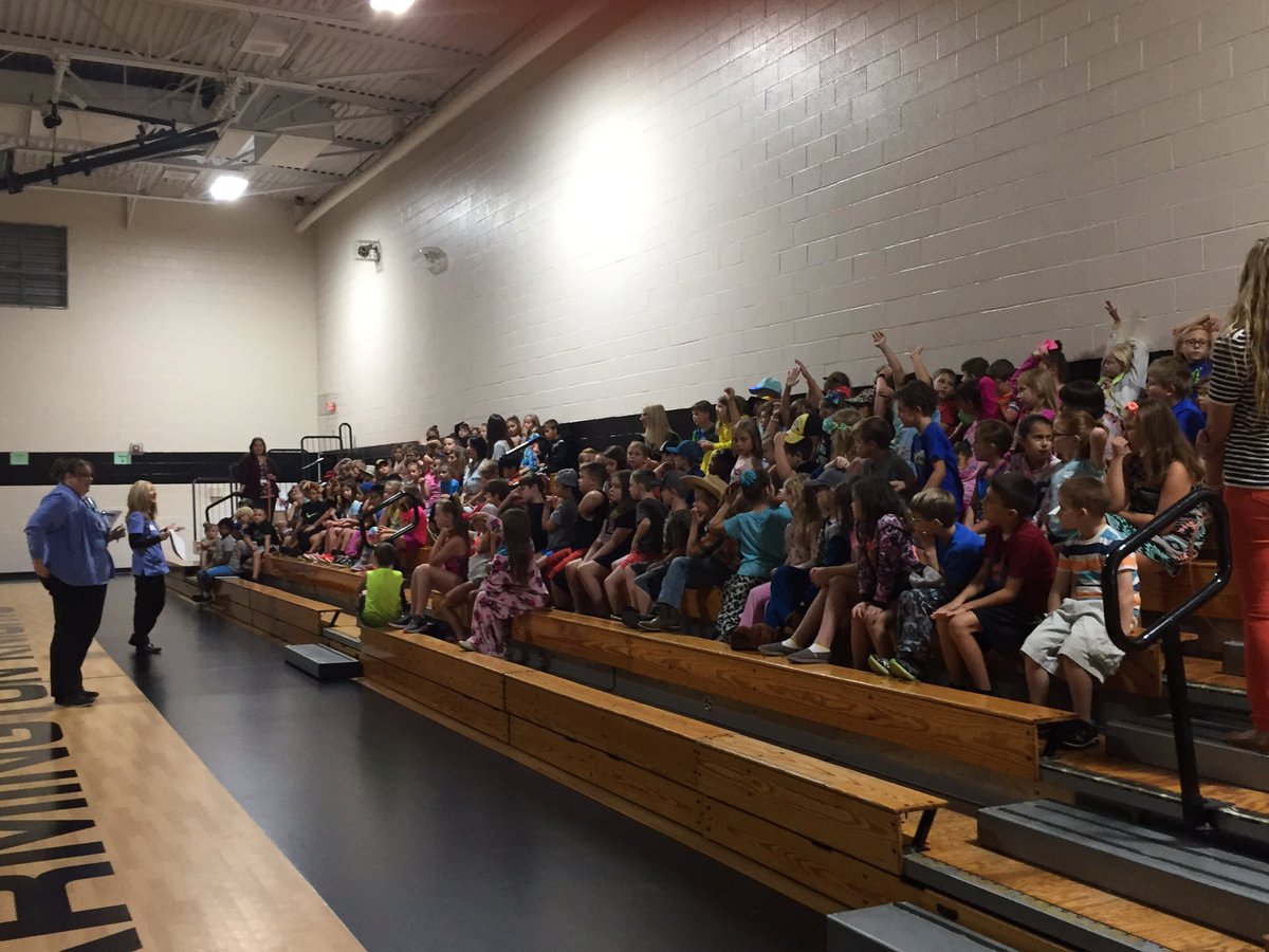 Knights_Roos's tweet photo. Project C.A.L.M. speaks to Roosevelt's 3rd and 4th graders about asthma during health class. Thanks for coming! Thanks Coach VanNess and Nurse Julie for your help. #knightsr7 #projectCALM https://t.co/371psOXyK1