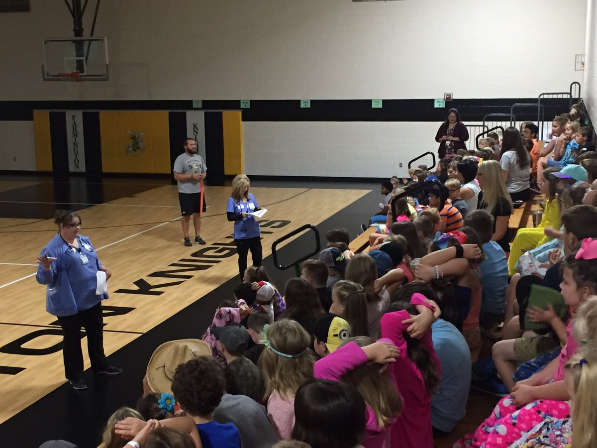 Knights_Roos's tweet photo. Project C.A.L.M. speaks to Roosevelt's 3rd and 4th graders about asthma during health class. Thanks for coming! Thanks Coach VanNess and Nurse Julie for your help. #knightsr7 #projectCALM https://t.co/371psOXyK1