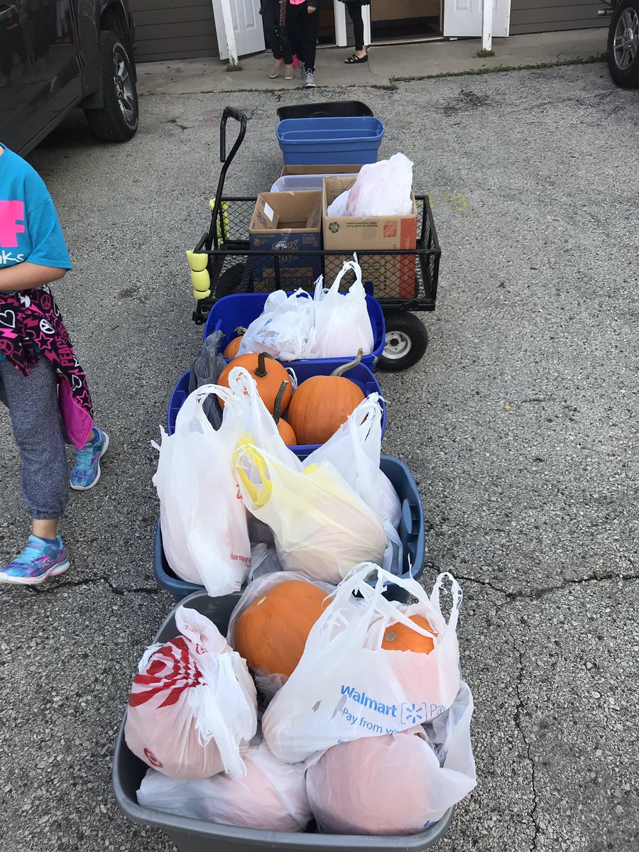 lexifenner14's tweet photo. Took a walk this morning to our local food pantry to deliver our pumpkins! Nothing better than some community outreach to #GrowTheGood! #mpqtigerway #ripon4th https://t.co/PQmVwOI1fe