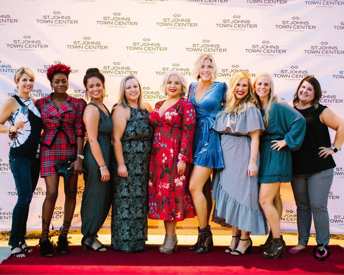 theborrowedbabe's tweet photo. Tomorrow on #TheBorrowedBlog - My recap of the @StJohnsTownCtr Influencer dinner. It’s always “The Best Day of the Year” (read that in Tom & Donna #TreatYoSelf voice from @NBCParksandRec) And yes, yes I am that tall. #bloglife #bloggers #fashion https://t.co/EoTLJXZwoq