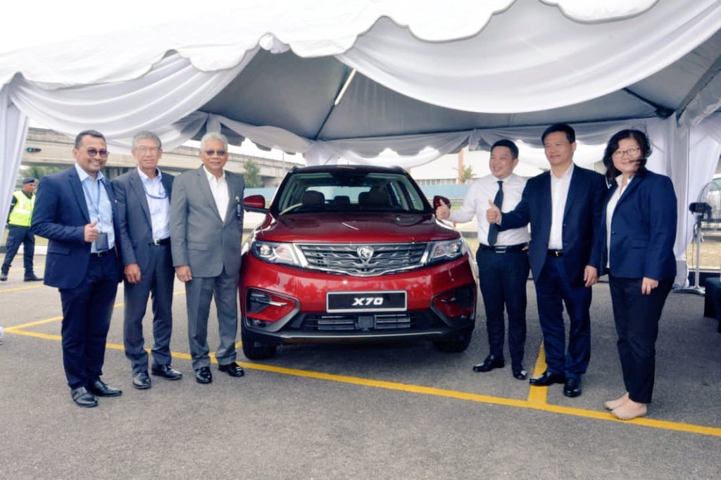 MITIMalaysia's tweet photo. YB @DarellLeiking was honoured to have the privilege to test drive the 1st Proton's SUV, PROTON X70. Also present was Dr. Li Chunrong, CEO & Datoβ Radzaif Mohamed, Deputy CEO of #PROTON. #choosemalaysia #automotive #industry #mitimatters
@imokman @IshamIshak2 @MAIautomotive https://t.co/QbWEnTNNPH