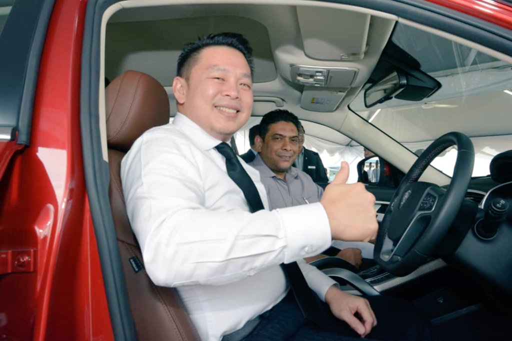 MITIMalaysia's tweet photo. YB @DarellLeiking was honoured to have the privilege to test drive the 1st Proton's SUV, PROTON X70. Also present was Dr. Li Chunrong, CEO & Datoβ Radzaif Mohamed, Deputy CEO of #PROTON. #choosemalaysia #automotive #industry #mitimatters
@imokman @IshamIshak2 @MAIautomotive https://t.co/QbWEnTNNPH