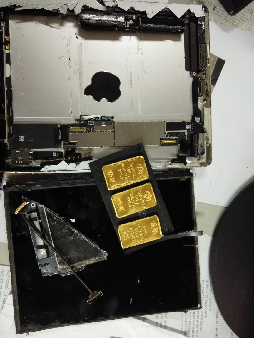 aircustomsclt's tweet photo. Intercepted 3 gold biscuits concealed inside an Ipad https://t.co/yIENxp1OUJ