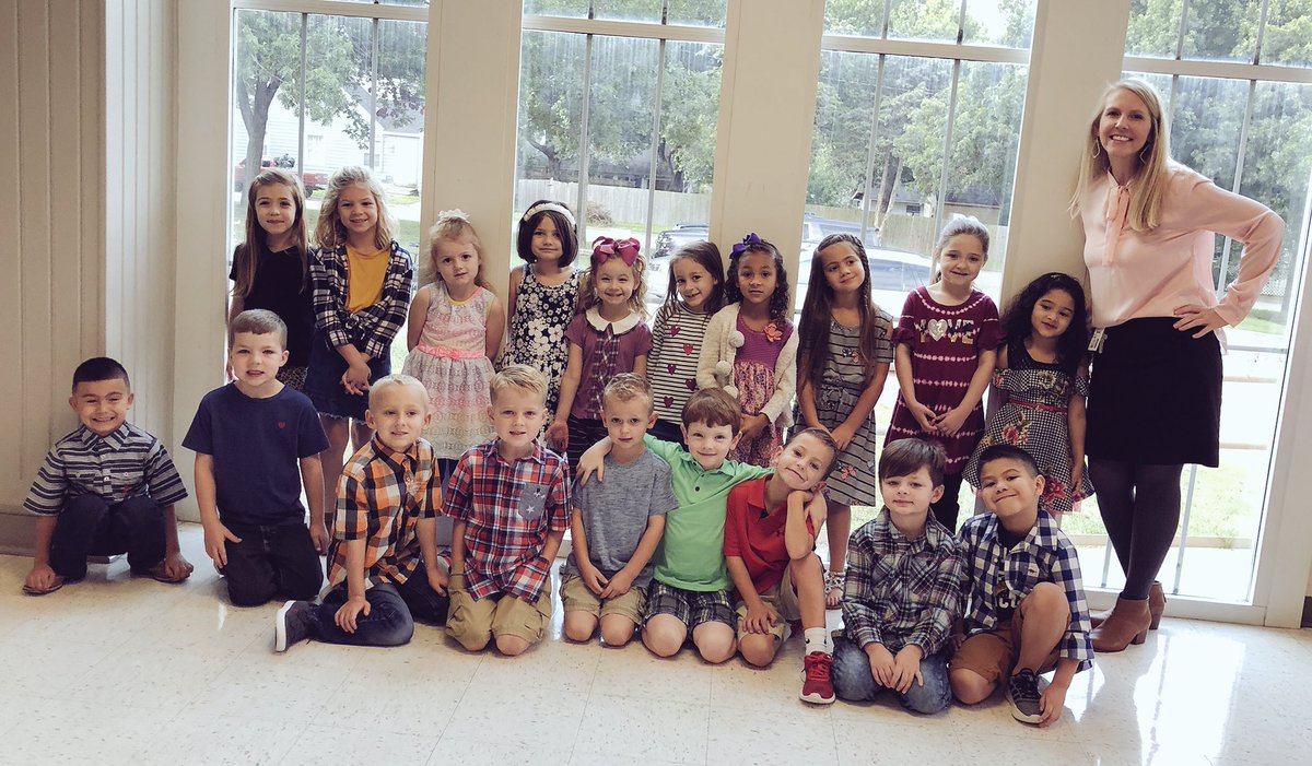 We were all smiles for #pictureday!!! I’m sure a fan of these sweet KA friends!! 
#wilemonsteam #theymakemesmile #everyday