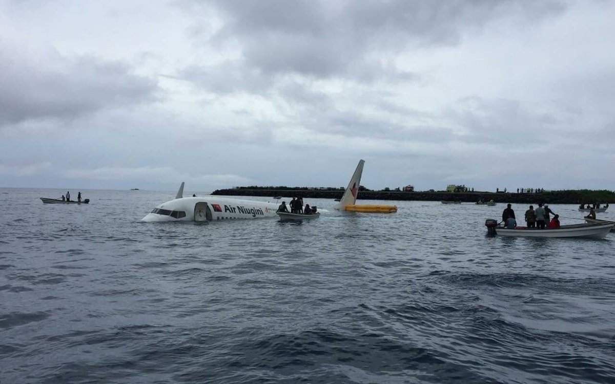 MundoAviacion's tweet photo. Un avión air niugini se hundió en una laguna después de rebasar la pista en los estados federados de micronesia 🇫🇲 https://t.co/Rrq0aroQZ3