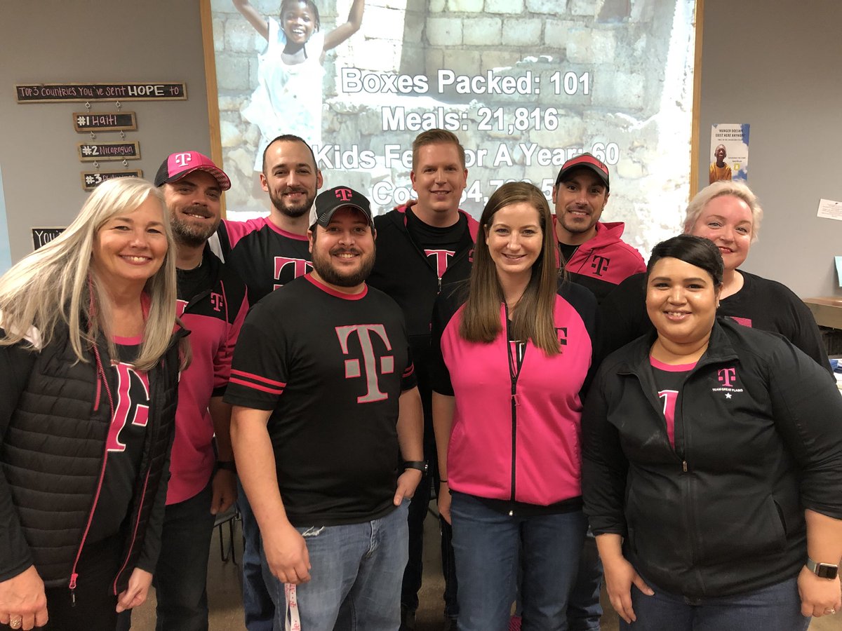 BuddeGail's tweet image. A great night with these                     GR8✈️✈️ leaders. Helping pack over 101 boxes equating to over 21,000 meals for those in need. #giveback #AreYouWithUs