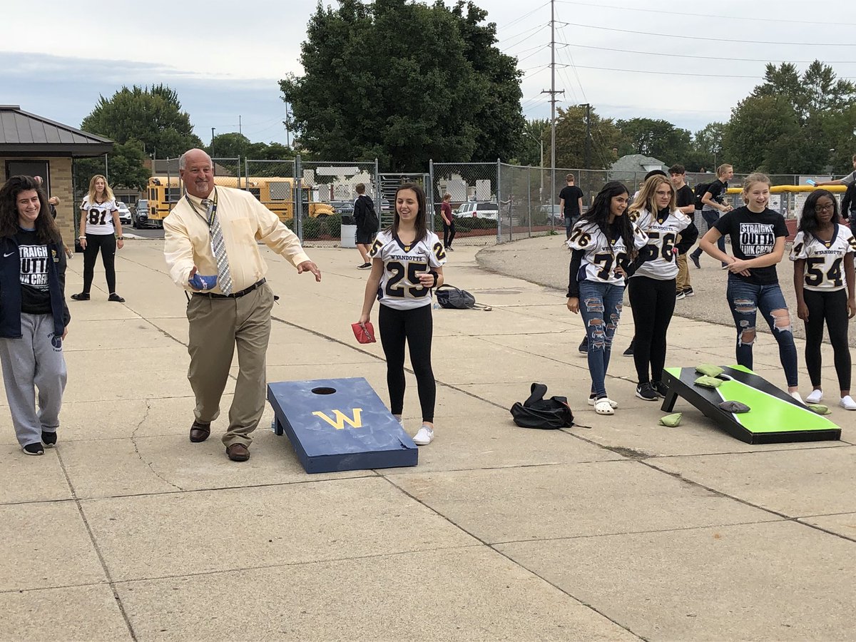 bearslinkcrew's tweet image. RHS Staff, Administration &amp;amp; Link Coordinators were tailgating too! 🐻#totalsupport #LinkCrew @mrstwellz @mrslelablake @mrdurant @ReynoldsKellyM @kell_thomas @RHS_WyNews @wpsrhs