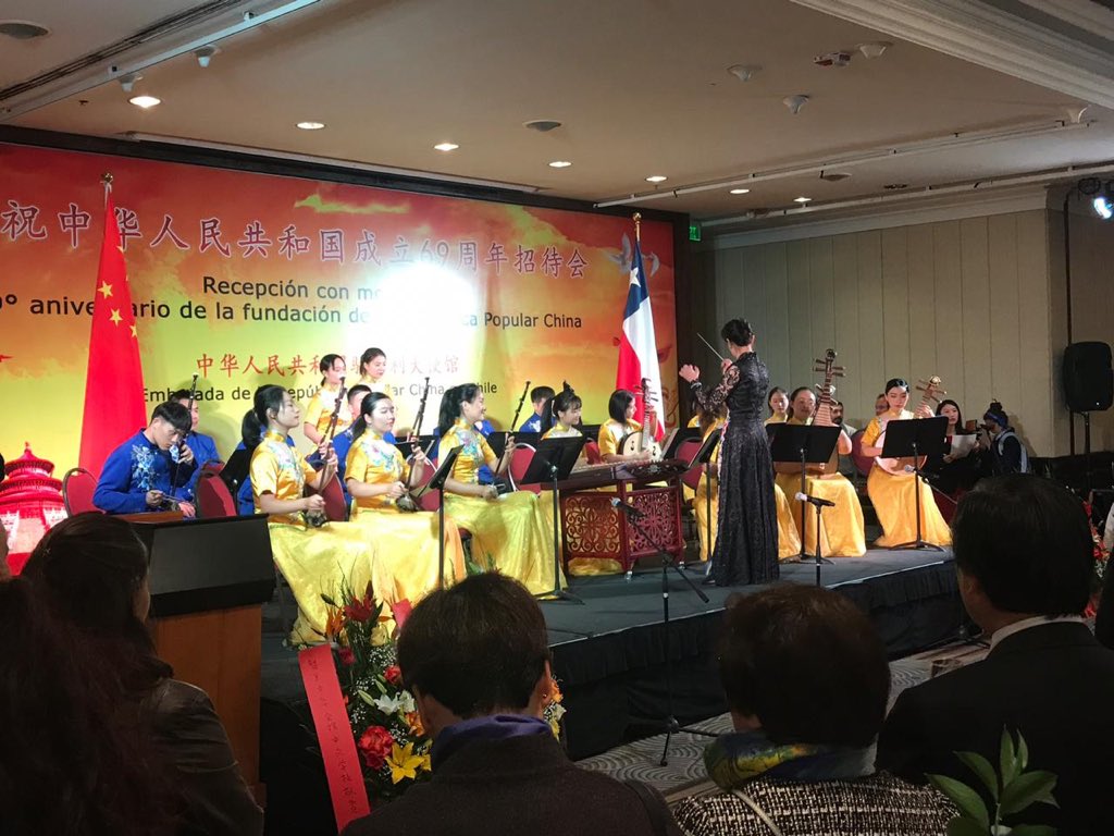 Nuestro Presidente y Tesorera federativos @carloscollaov y <a href="/Elizettetoledo/">Eli</a> en celebración x 69 años desde Fundación de la República Popular China 🇨🇳/ Invitación de Embajada de RPC en Chile a Federacion Chilena de Wushu. 
<a href="/IWUFOfficial/">IWUF Official</a>  
#WushuChile #WushusalCOCH