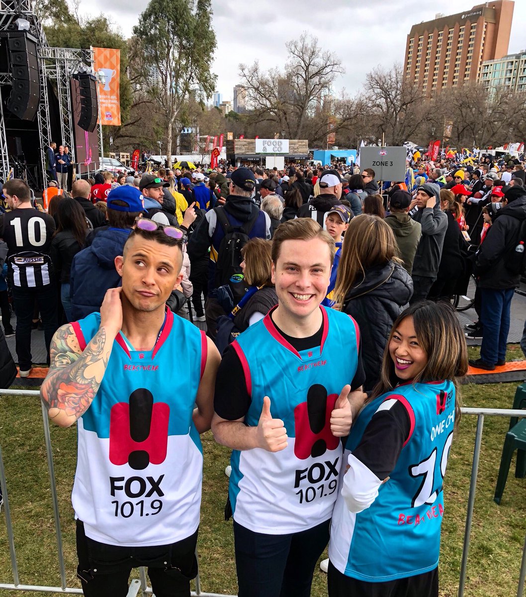 Though our FOX colours aren’t exactly black and white, we’re sporting our brand spanking new Rnb Fridays Jerseys thanks to @beastwearaus - Dey got all da uniform tings for your club, team, workplace or event!!! 😎
Hit em urrrrrp! Beastwear.com.au
