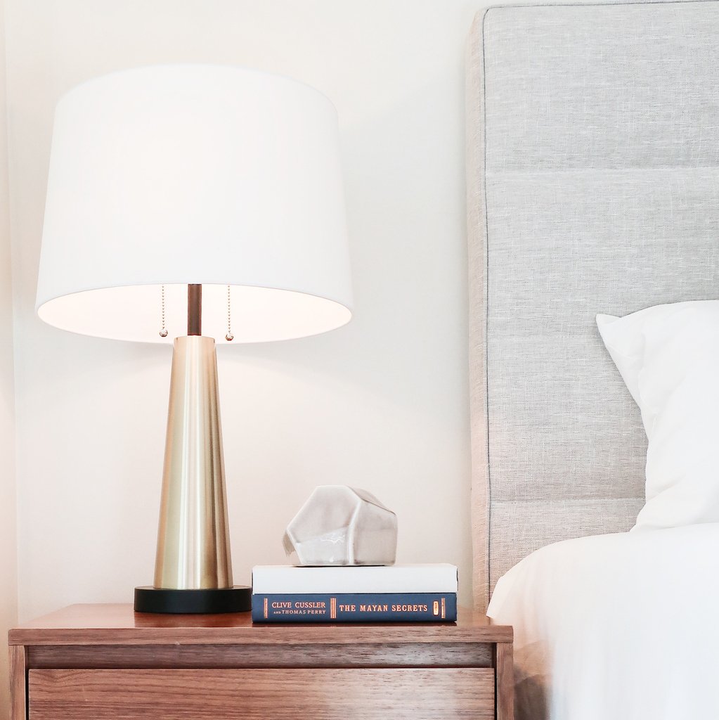 fluffdesigns's tweet photo. Some light (we couldn't help it 😉) reading before bed 📖 •
•
•
•
#rentfluff #fluffdesigns #staging #staginghomes #propertystyling #housetour #yvr #vancouverrealestate #vancouverhomestaging #rentalfurniture #decor #accessories #books #sidetable #lamp https://t.co/7Vb91qqmvX