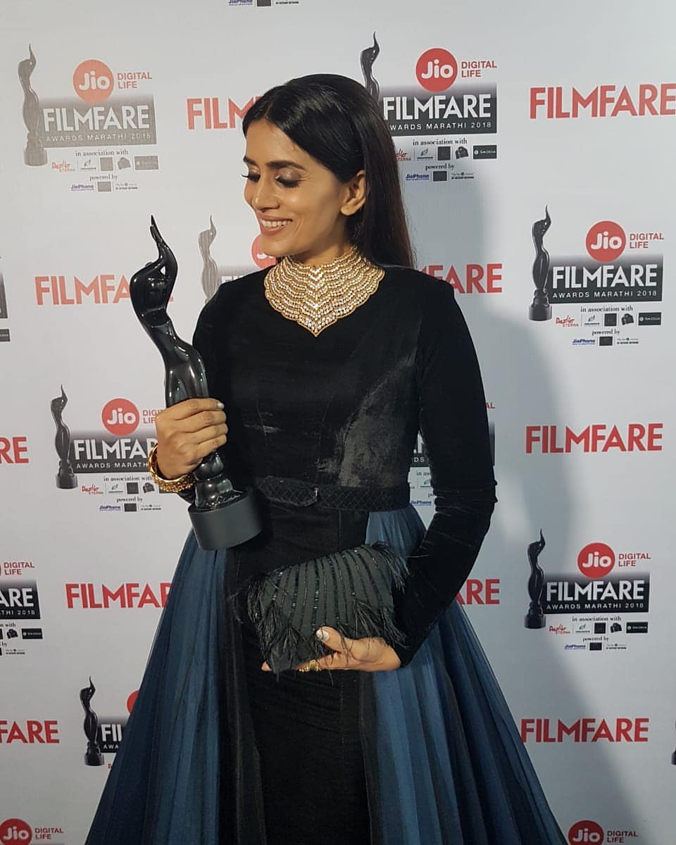 Biggest Congratulations @sonalikulkarni
👍👌✌️💐💖🎉🎊🎇🎆✨🎈
~~~~~~~~~~~~~~~~~~~~~
The award for Best Actor In A Leading Role (Female) goes to @sonalikulkarni for #KacchaLimbu. #JioFilmfareAwards (Marathi) 2018.
#filmfareawards2018 
#JioFilmfareAwards 
#JioFilmfareAwards2018