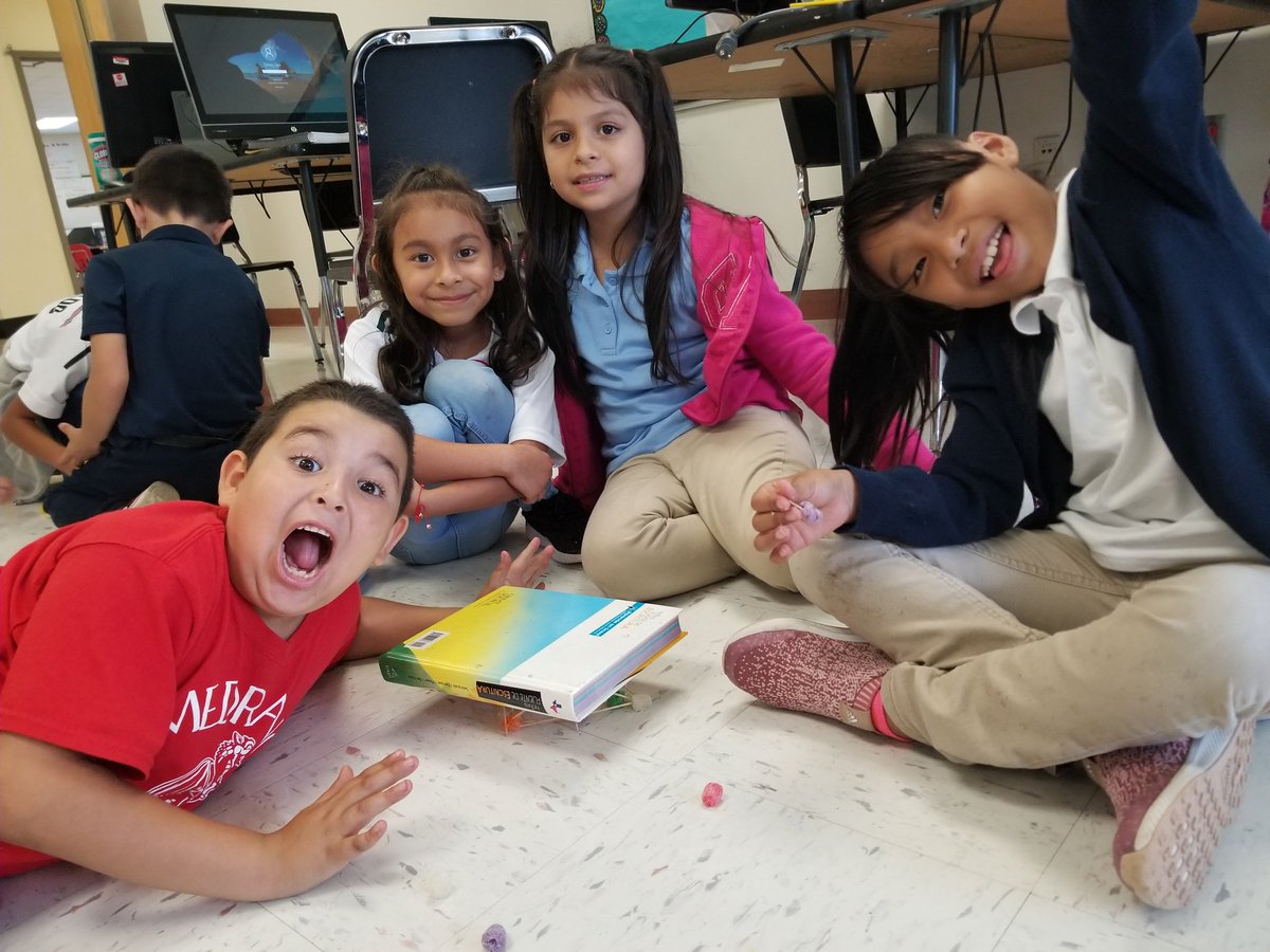 LizbethMonroy13's tweet photo. "The true strength in our classroom lies in the collaboration of learners not in the knowledge of one expert."  #collaborativelearning #2ndgradedragons @medrano_hope https://t.co/JFDmlNOqO5