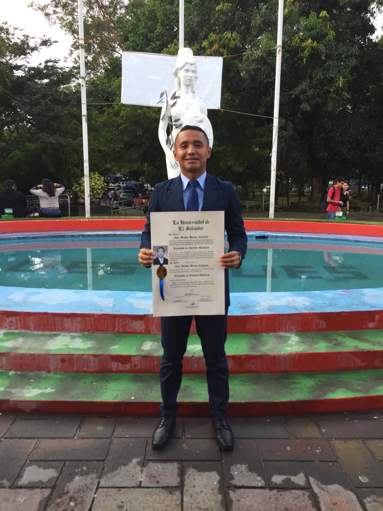 LMF_Magazine's tweet photo. El árbitro Ivan Barton @Bartonref se graduó este día de la @UESoficial y se convirtió en Licenciado en Ciencias Químicas #LMFMagazine le desea muchas ¡ FELICIDADES ! 🎈🎉🍾🎊🎈y éxitos en este logro personal https://t.co/Q0OKsSQFbU