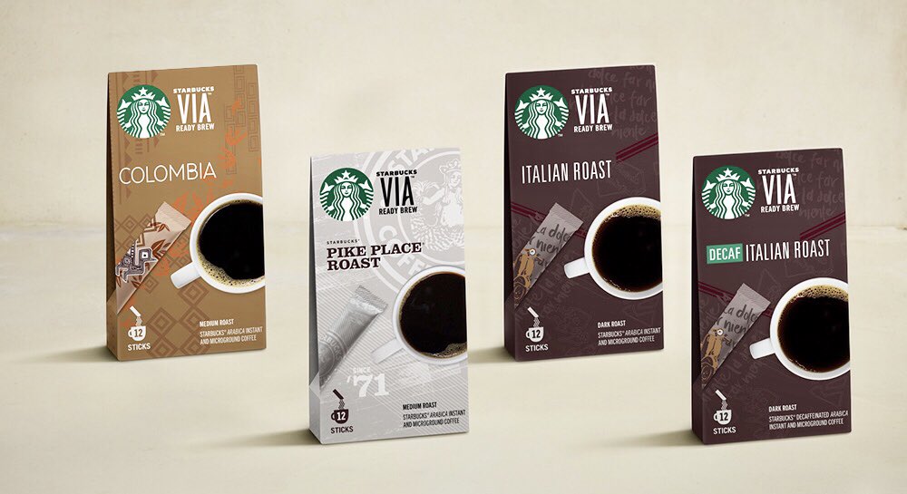 wongthanong's tweet photo. นั่งดื่ม ‘VIA’ แล้วนึกถึงเรื่องที่ Howard Schultz ผู้ก่อตั้งเขียนเล่าในหนังสือประวัติสตาร์บัคส์ ชูลท์ซอยากทำกาแฟสำเร็จรูปเพราะตลาดใหญ่มาก แต่กรรมการทุกคนไม่เห็นด้วย กลัวเสียอัตลักษณ์สตาร์บัคส์ และเชื่อว่ากาแฟสำเร็จรูปไม่มีทางรสชาติดีเท่ากาแฟสด ชูลท์ซจึงแอบพัฒนากาแฟผงตัวนี้กับทีม https://t.co/6gxcox6dZl