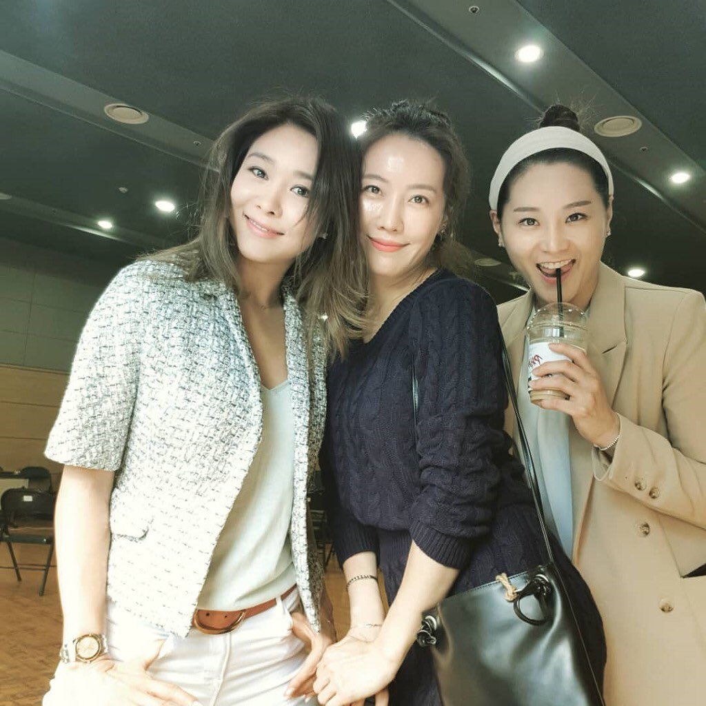 엘리자벳 상견례 날 옥주현의 모습이다. 단체 사진에서는 어린 루돌프들과 함께 있으며 배수정, 이수현 배우와도 사진을 남겼다.