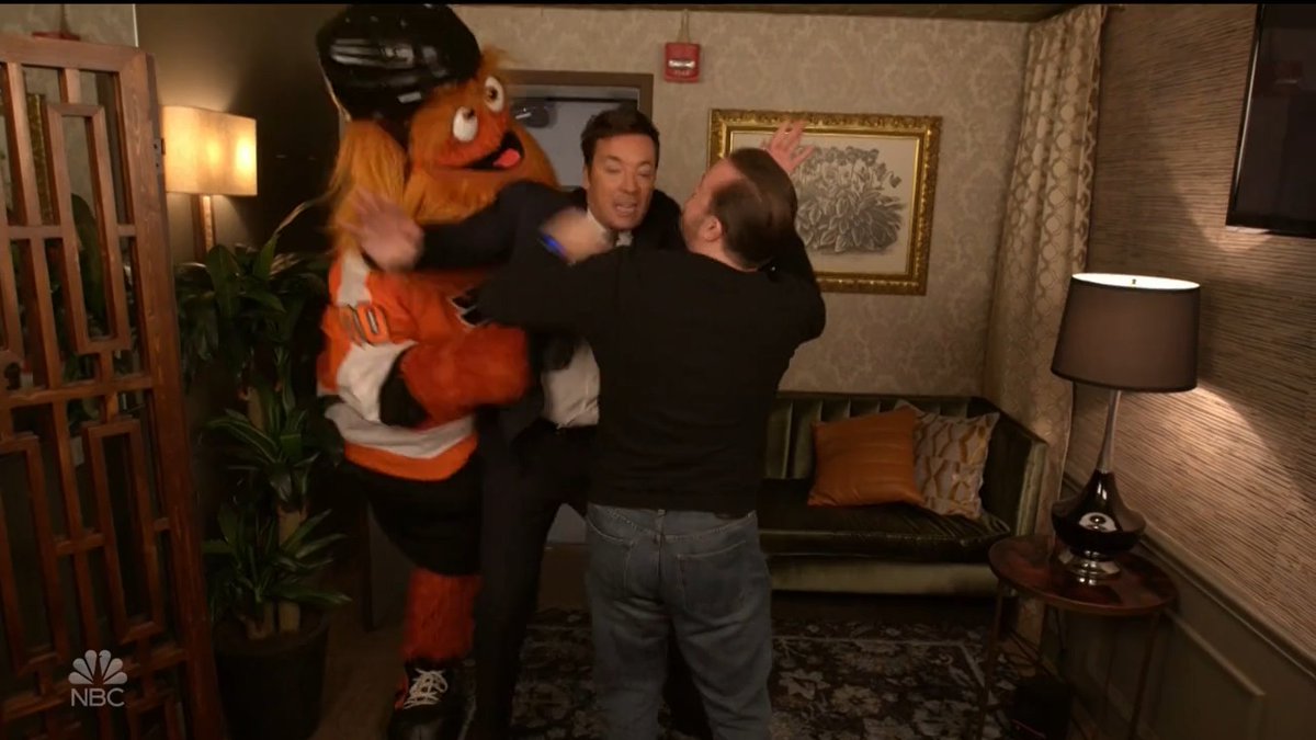 Danlaw83's tweet photo. Sooooo THIS just happened!  #TonightShow @jimmyfallon @rickygervais @NHLFlyers @FallonTonight @GrittyNHL #GrittyIsLit #Flyers #FlyersTalk https://t.co/ugdLNlBbKA