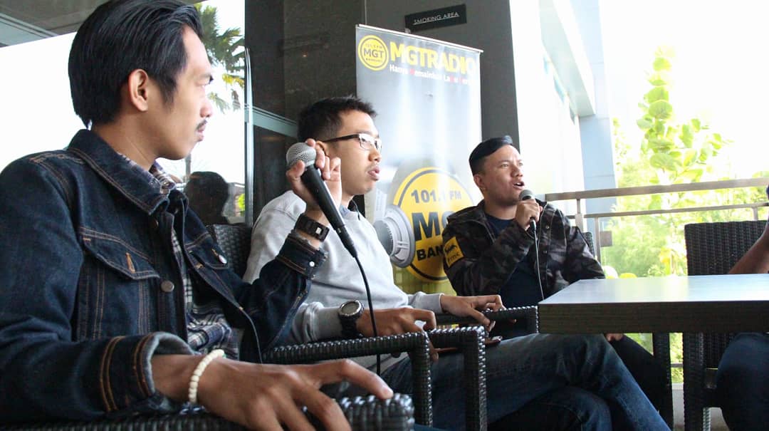MGT_RADIO's tweet photo. Special #harikomunitasnasional di tanggal 28September ini

#GengPagiMGT Awong dan Openg abis ngobrol seru bersama @movebandung nih listeners!

Dan Mba Dea dari @grandtjokrobandung 

#harikomunitasindonesia #komunitas #komunitasbandung #gengpagimgt #ObrolanSeruMGT #bandung https://t.co/vXs03QrC19
