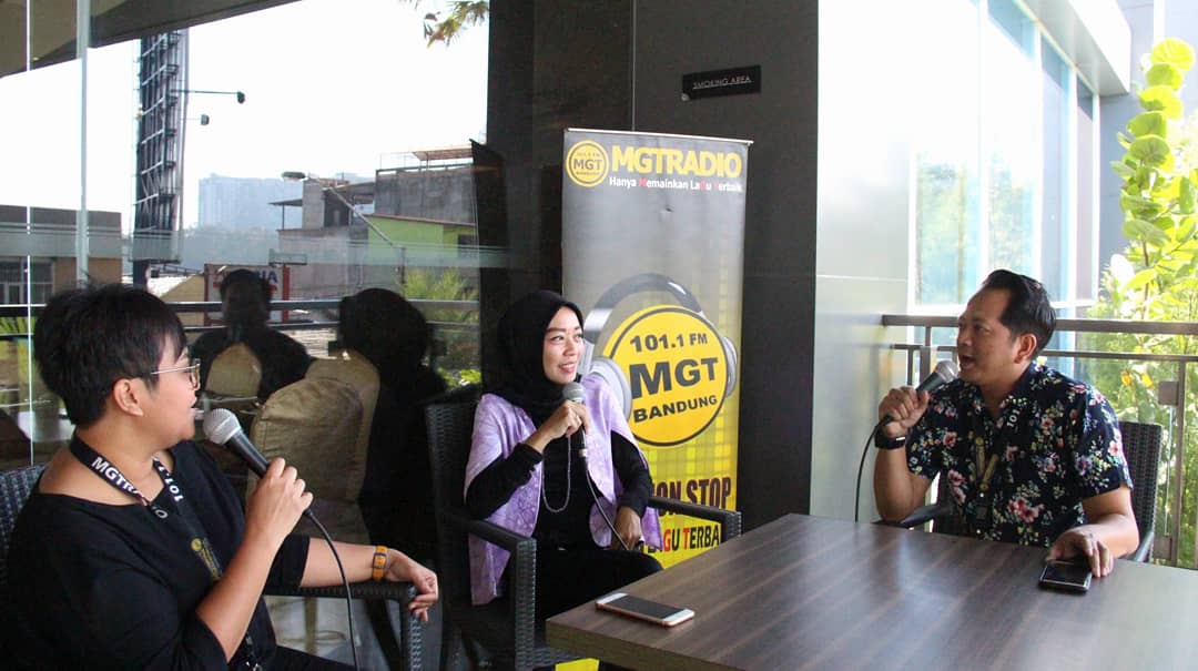 MGT_RADIO's tweet photo. Special #harikomunitasnasional di tanggal 28September ini

#GengPagiMGT Awong dan Openg abis ngobrol seru bersama @movebandung nih listeners!

Dan Mba Dea dari @grandtjokrobandung 

#harikomunitasindonesia #komunitas #komunitasbandung #gengpagimgt #ObrolanSeruMGT #bandung https://t.co/vXs03QrC19