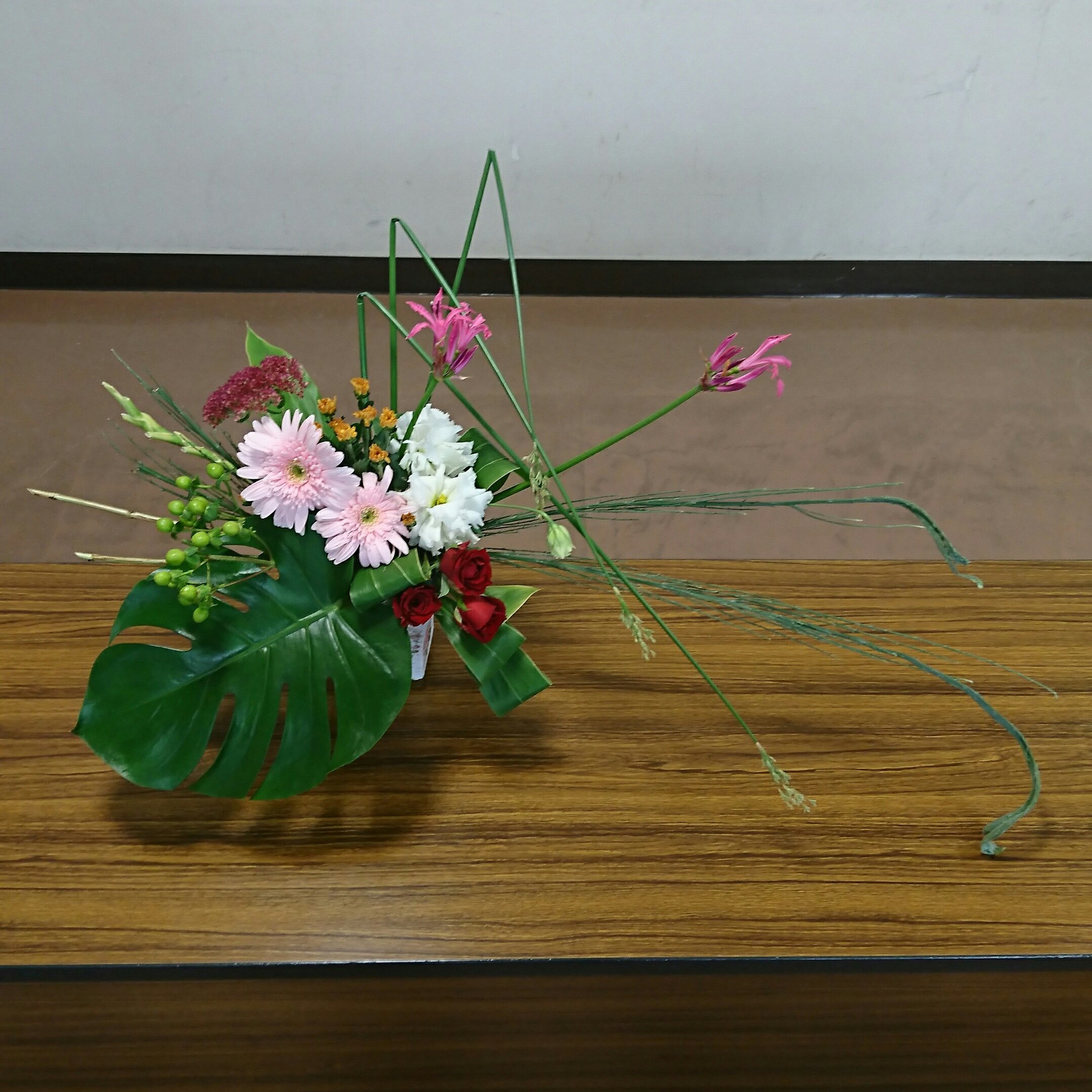 تويتر まき ௐ ナイトメア 瑠樺𝓛𝓞𝓥𝓔 神様は意地が悪すぎて 気まぐれ على تويتر フラワーアレンジメント講座136回目 フォーマル リニーアル マス部分とライン部分に分け スプレッド 広がり ホリゾンタル を意識 左右に貫通した石化エニシダの