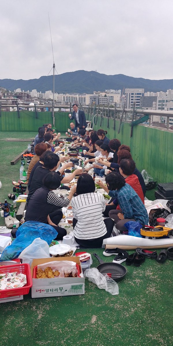 bada08312's tweet image. #성남시 #수진1동
통장님들이 준비해주신
#옥상파티  ~~
통장님들, 유관기관장, 직원들이 하나되는 시간~~

감사합니다~