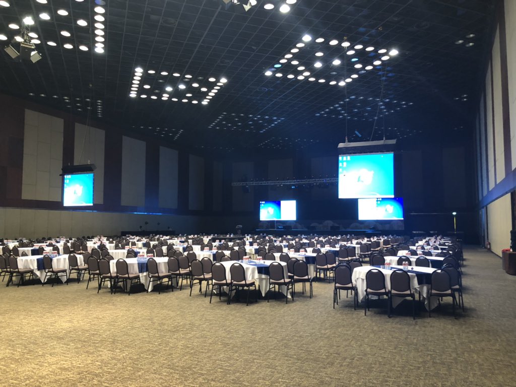 sree's tweet image. 650 of @amithpr’s closest friends are going to be in this room for @praxisind’s #praxis7 for next 2 days @NovotelHyd. • See program: praxisonline.in • Starts around 2 pm IST / 9:30 am GMT. I’m speaking at 3 pm IST /10:30 am GMT / 5:30 am EST. Be gentle, @ChhabraResham!