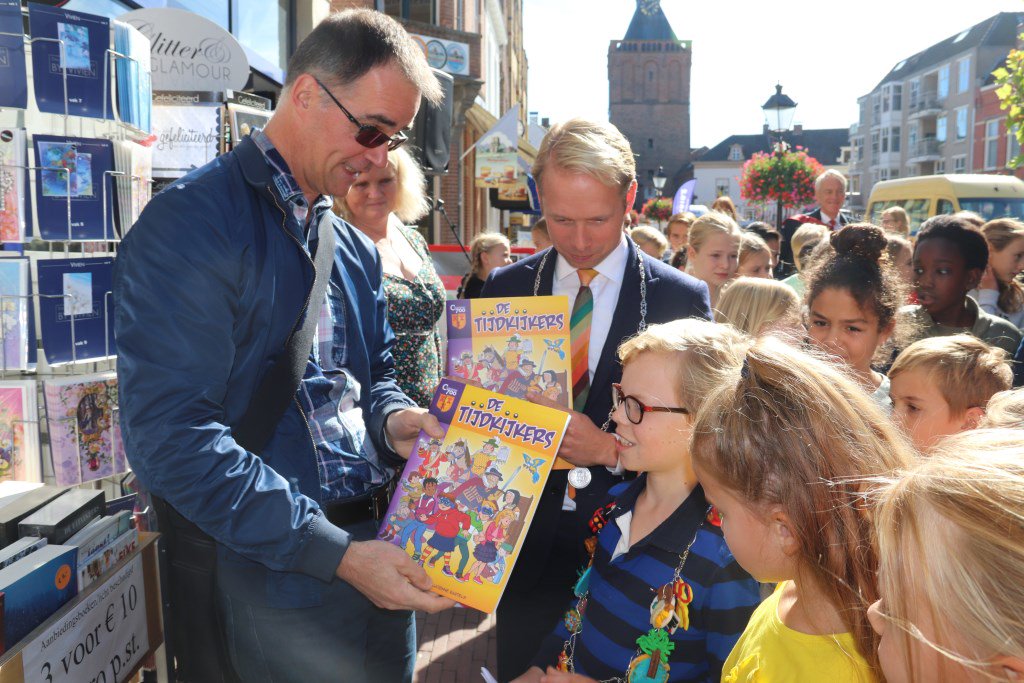 HK_Culemborg's tweet photo. Kinderboekenweek-geschenk in teken van Culemborg700 CULEMBORG Bijna leek de uitreiking van het stripboek "De Tijdkijkers" niet door te gaan. Het stripboek getekend door de Tielenaar Arie van Vliet is het geschenk tijdens... https://t.co/RgGd7REB75 https://t.co/uOSz6faamQ